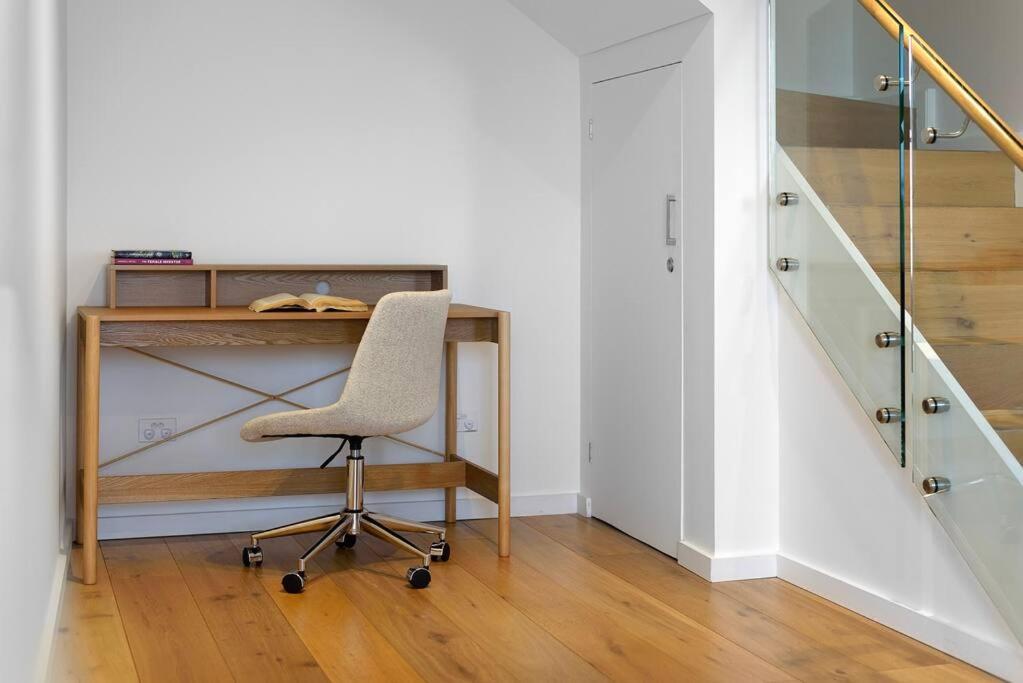 Amazing Penthouse In Waterloo Apartment *